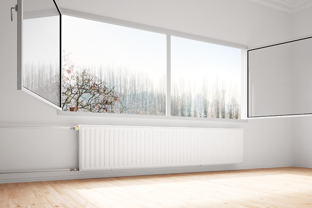 VVS Varberg Lång radiator under ett fönster.